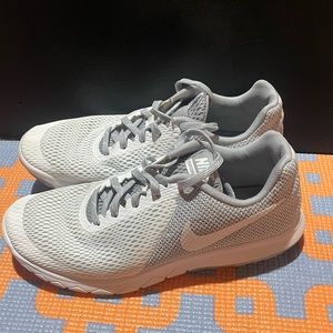 Nike flex experience rn 5 running shoes. Women’s size 8. White & gray